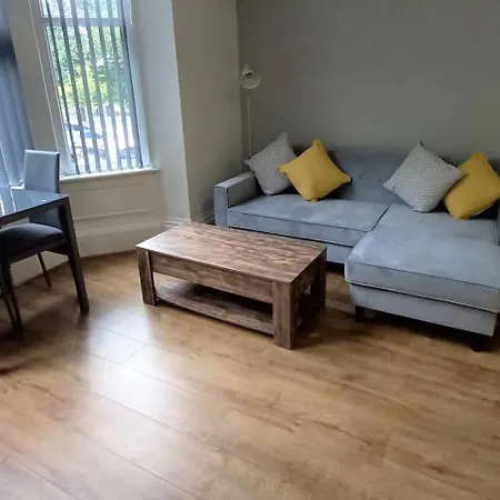 Modern 1 Bed Flat Near Lgi Hospital And Apartamento